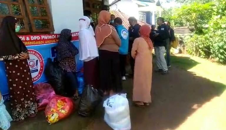 Media Online Indonesia Serahkan Bantuan Uang Tunai Dan Pakaian Layak Pakai Untuk Korban Gempa Malang Selatan