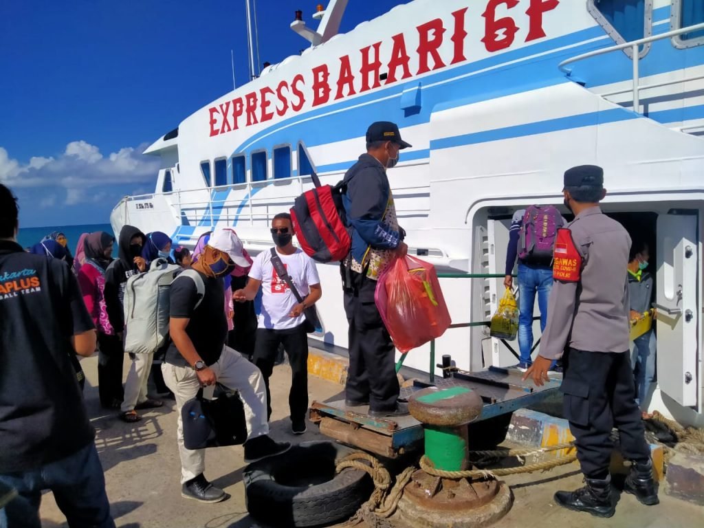 Di Gresik, Seberangi Lautan Wajib Prokes