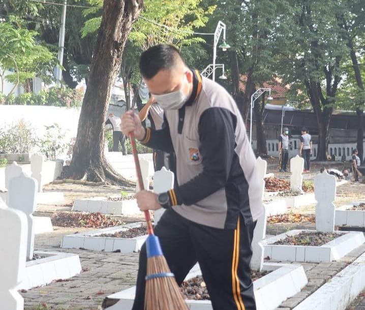 Kapolres Gresik Pimpin Anggota Bersihkan Sarana Ibadah dan TMP