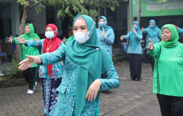 Ketua Tim Penggerak PKK Sidoarjo Semangati Lansia yang Vaksinasi