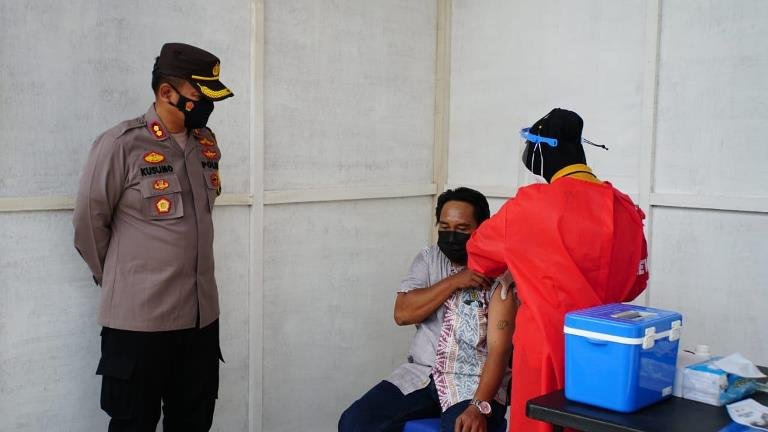 Polresta Sidoarjo Beri Vaksin Gratis Pemohon SIM