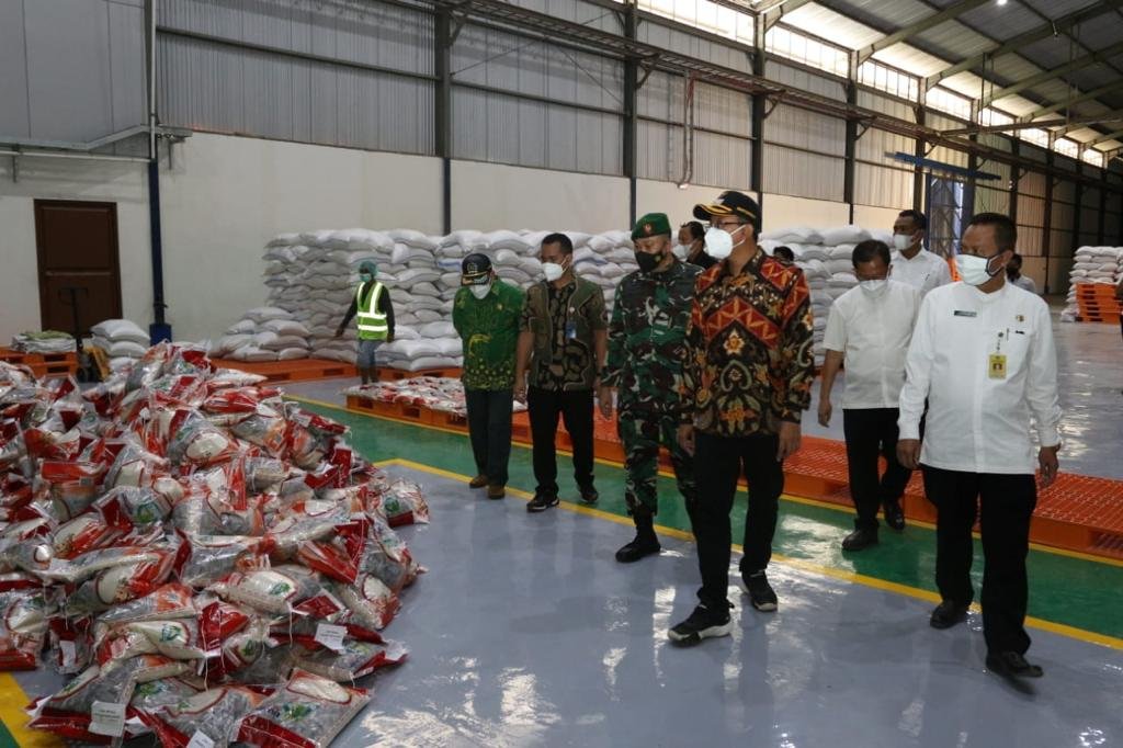 Sidak ketersediaan beras Bansos PPKM digudang Bulog Kantor Cabang Surabaya Utara