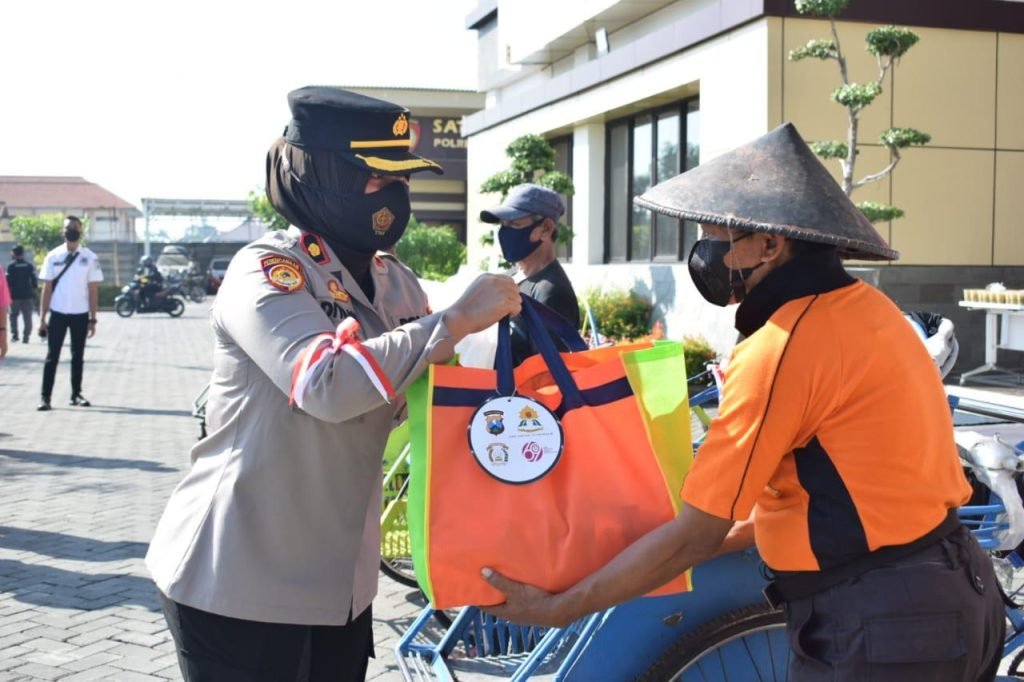 600 Paket Bansos dari Polwan Polresta Sidoarjo