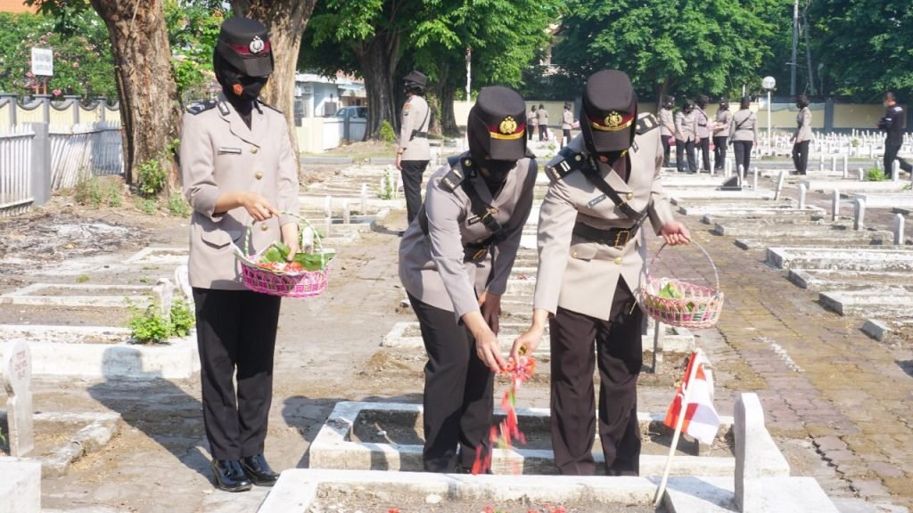 Jelang HUT Polwan Tabur bunga di makam pahlawan