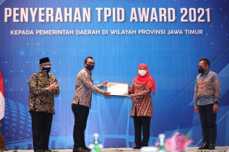Kemenko Bidang Perekonomian Serahkan Penghargaan TPID Award 2021 di Surabaya