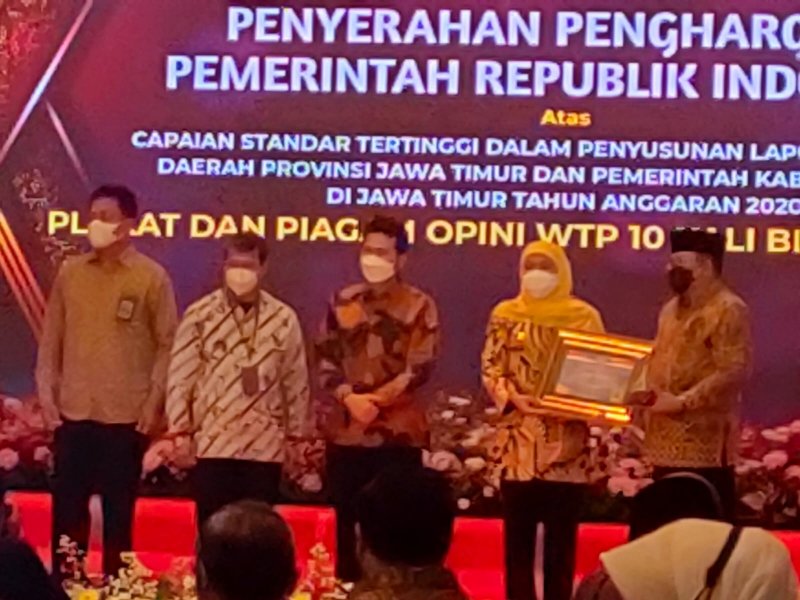 Gubernur Khofifah Apresiasi dan Beri Penghargaan 26 Pemkab dan Pemkot Peraih WTP Berturut-turut