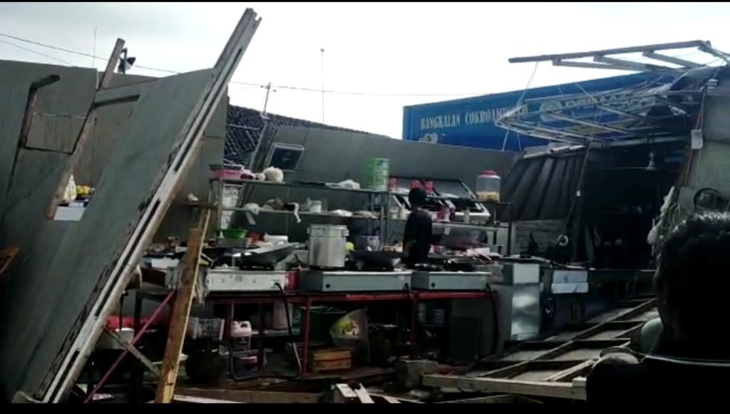 Puluhan Bangunan Rusak Parah, Diterjang Angin Puting Beliung Di Bangkalan