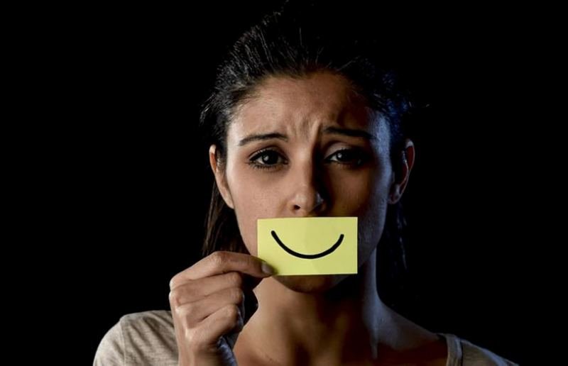 Smiling Depression: Ketika Seseorang Tampak Ceria, Namun Sembunyikan Kecewa