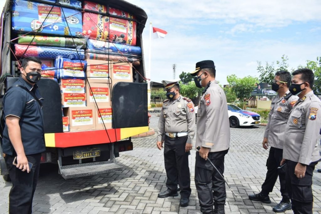 Polresta Sidoarjo, Kirim 3 Truk Sembako Dan Kebutuhan Lain Korban Gunung Semeru