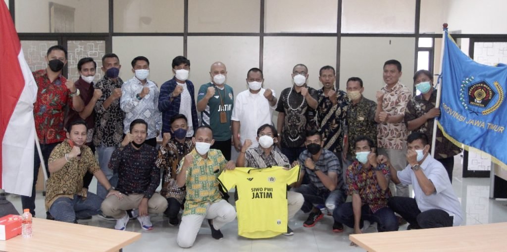 Sampaikan Pesan Gubernur Khofifah, Kadispora dan Ketua PWI Jatim Lepas Tim SIWO ke Piala Gibran