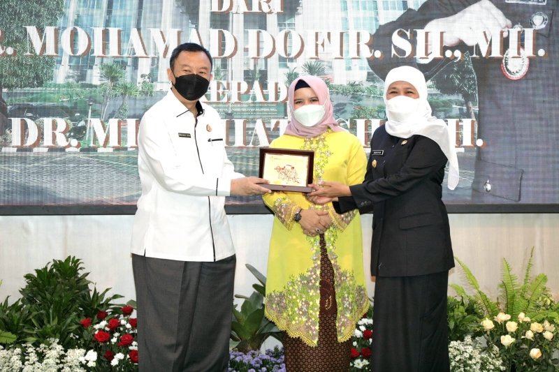 Pisah Sambut Kajati Jatim, Ini Pesan Gubernur Khofifah