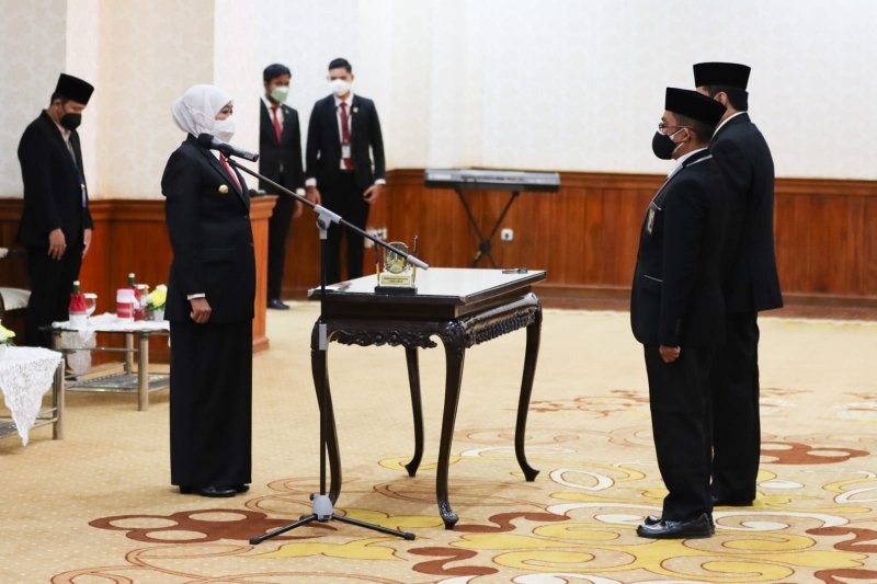Gubernur Khofifah Lantik Kepala Kantor Regional II BKN Surabaya