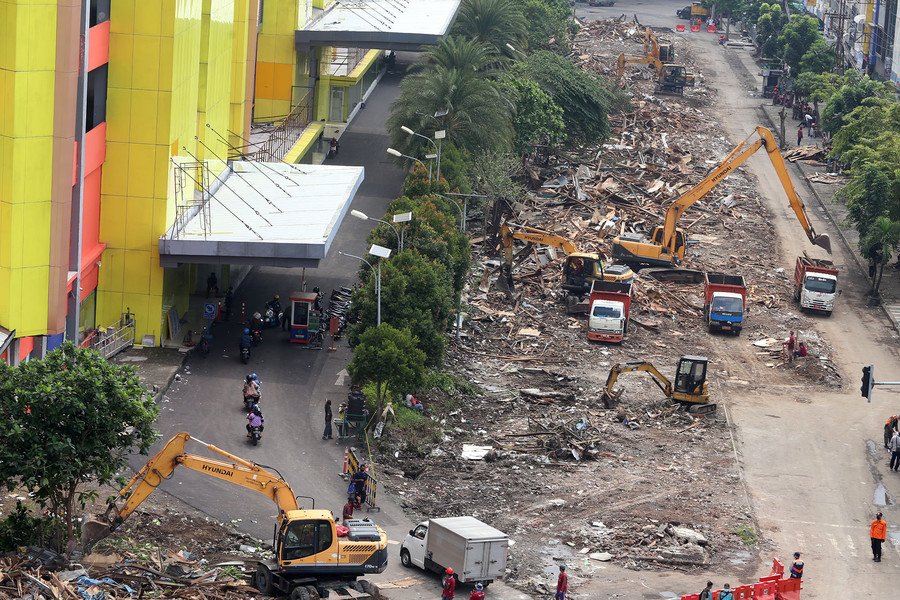 Pembongkaran Tuntas, Pemkot Surabaya Bersihkan Sisa Material Bangunan TPS Pasar Turi