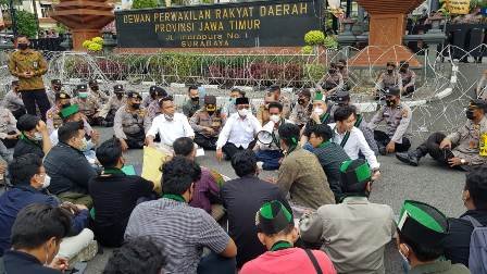 Di Hadapan Massa HMI, Anggota DPRD Jatim Janji Sampaikan Tuntutan ke Pemerintah