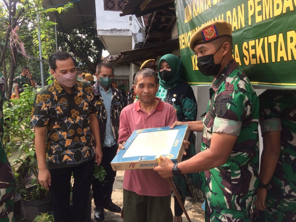 Yonarhanud 8 Sidoarjo, Adakan Bakos, Renov Rumah Dan Bagi Bagi Bingkisan Buat Warga Gedangan