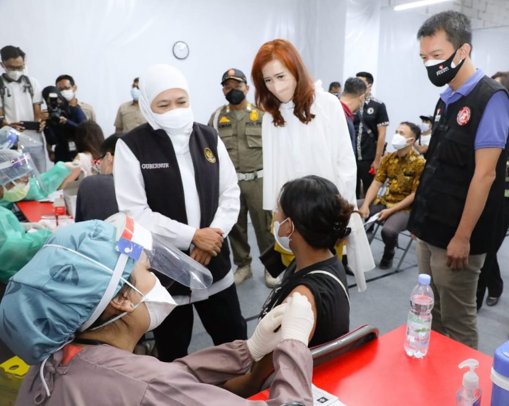 Khofifah Imbau Seluruh Kab/Kota di Jatim Percepat Vaksinasi Dosis Dua dan Tiga
