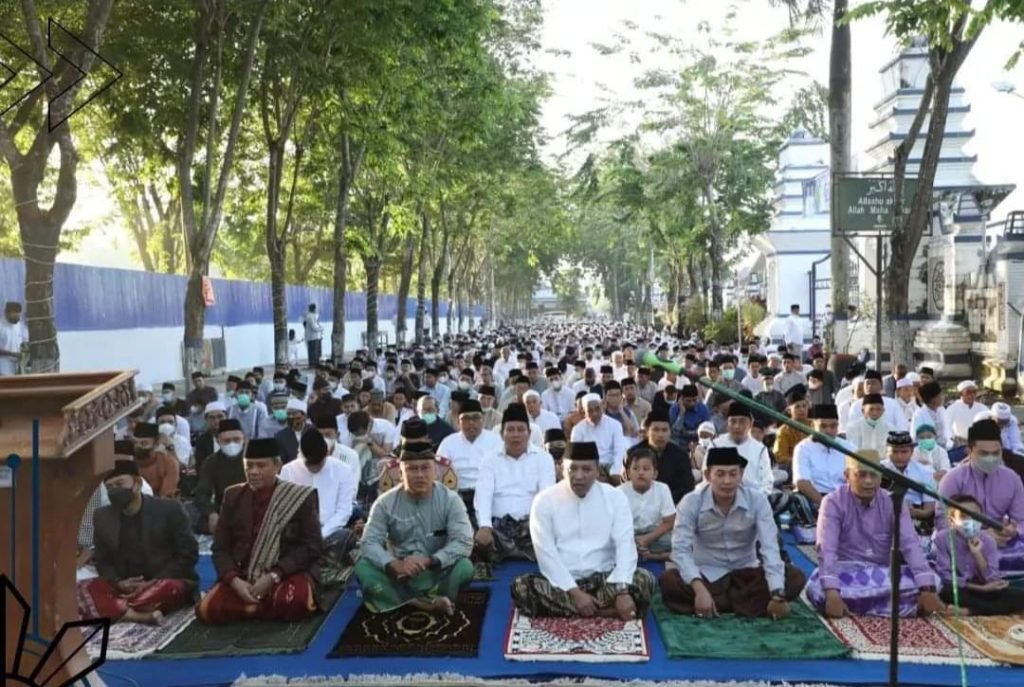 Berbaur, Bupati Sampang Gelar Sholat Idul Fitri Bersama Masyarakat