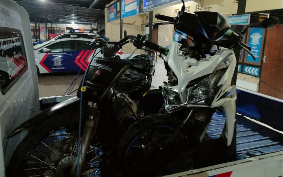 Dua Pemuda Tergeletak Di Bluto, Ternyata Kecelakaan