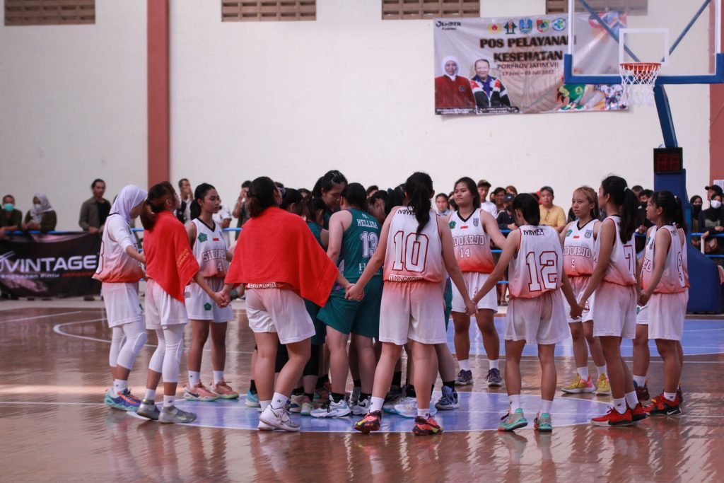 Tim Basket Putri Surabaya Amankan Emas