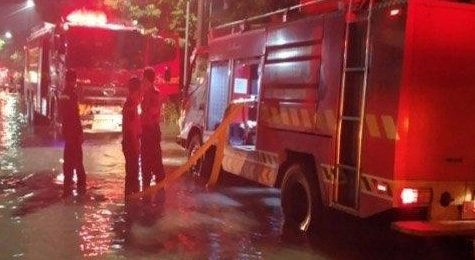 Atasi Banjir Air Rob, Pemkot Surabaya Turunkan Puluhan Damkar