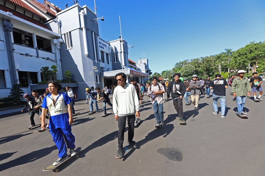 Rayakan Hari Skateboard Sedunia, 500 Skater Meluncur dari Balai Kota Surabaya