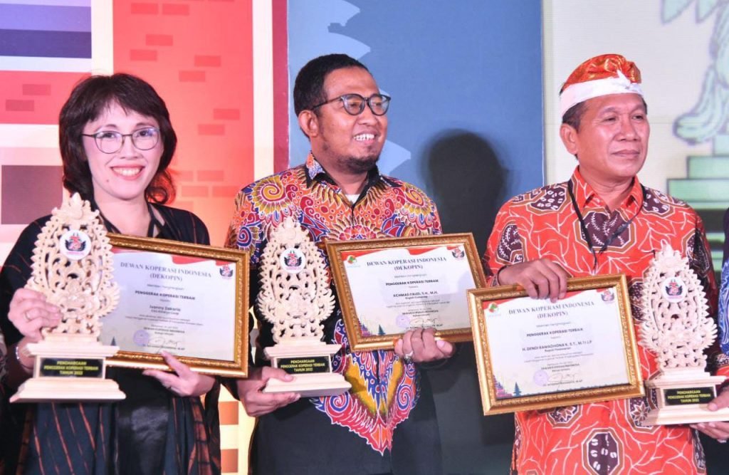 Dekopin Nobatkan Bupati Sumenep Sebagai Tokoh Penggerak Koperasi Terbaik