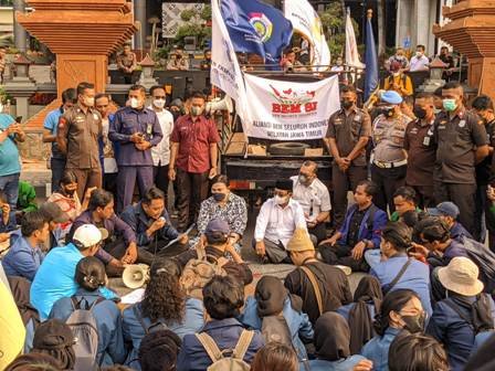 DPRD Jatim Sampaikan Aspirasi Mahasiswa Terkait Penolakan Draf RKHUP Ke Pusat