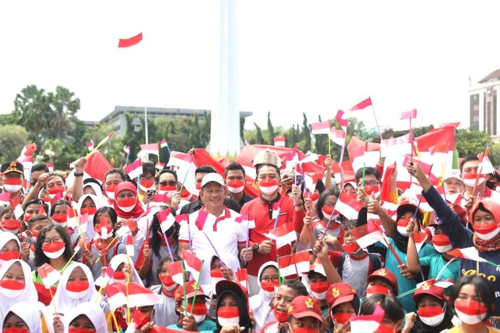Jelang HUT Ke-77 RI, Mendagri dan Gubernur Khofifah Galakkan Gerakan Berbagi 10 Juta Bendera