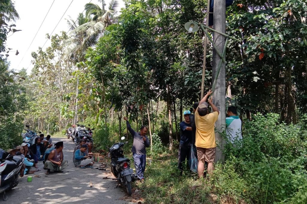 Demi Kenyamanan Masyarakat, Pemuda Lebeng Timur Pasang Penerang Jalan