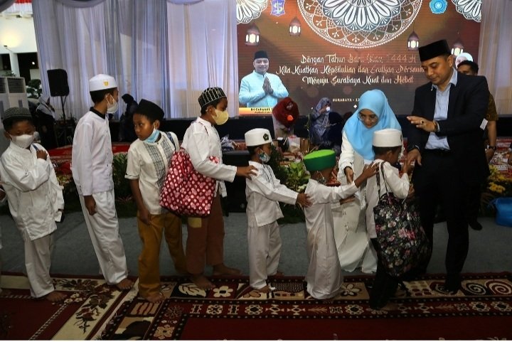 Doa Bersama Ribuan Anak Yatim Piatu, Wali Kota Eri Cahyadi Minta Keselamatan Untuk Surabaya