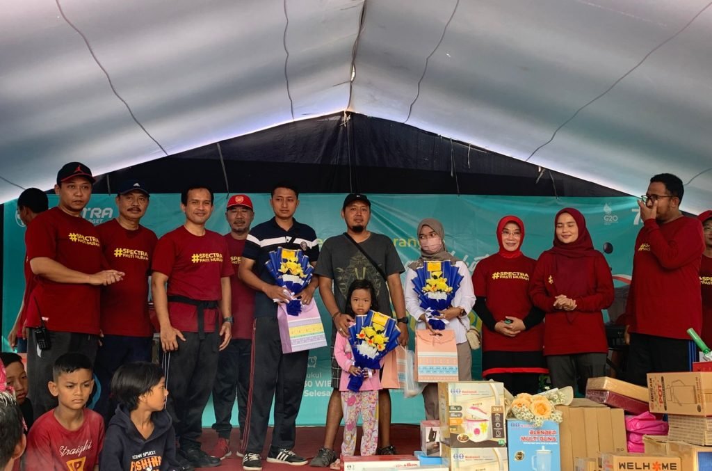 Owner Spectra Computer & Gadget Abd Kadir Mahdaly Berikan Dorprize Bagi Pelanggan Setia