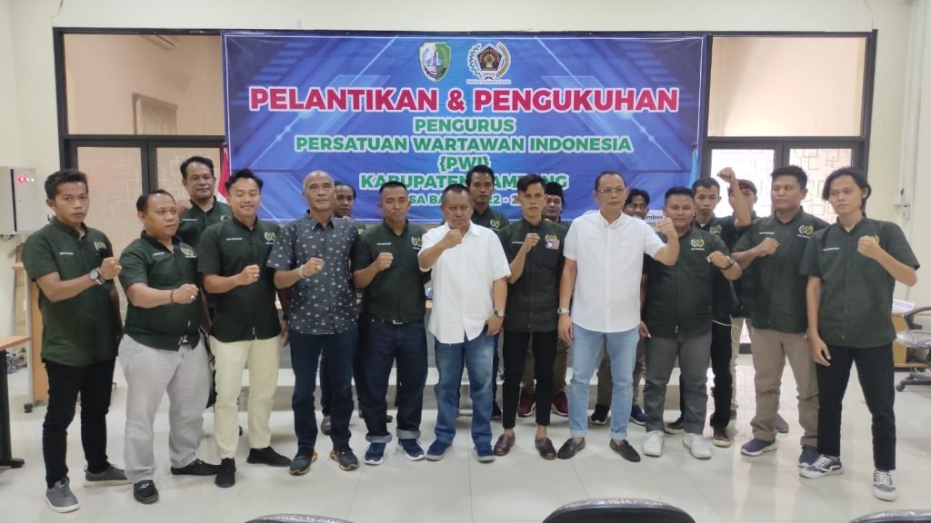 Terpilih Secara Aklamasi, Lutfil Hakim Lantik Mamang Sebagai Ketua PWI Sampang 2022-2025