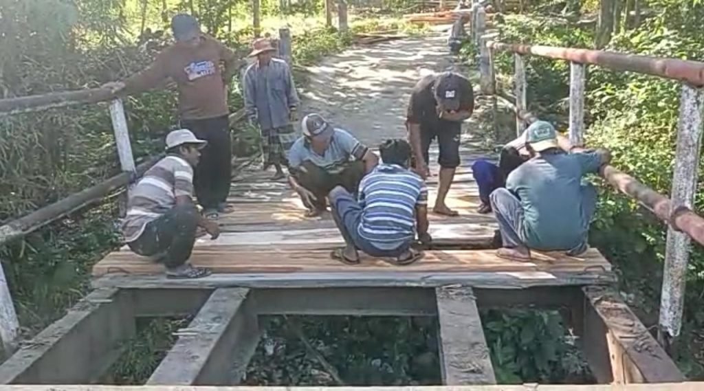 Warga Kedungdung Perbaiki Jembatan Penghubung Antar Desa, Secara Swadaya