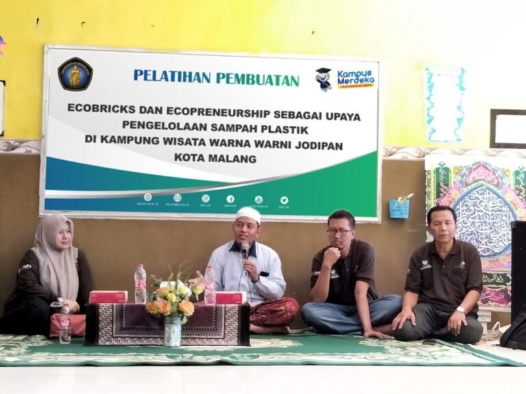 Warga Kampung Warna Warni Malang Ubah Sampah Jadi Ecobrik