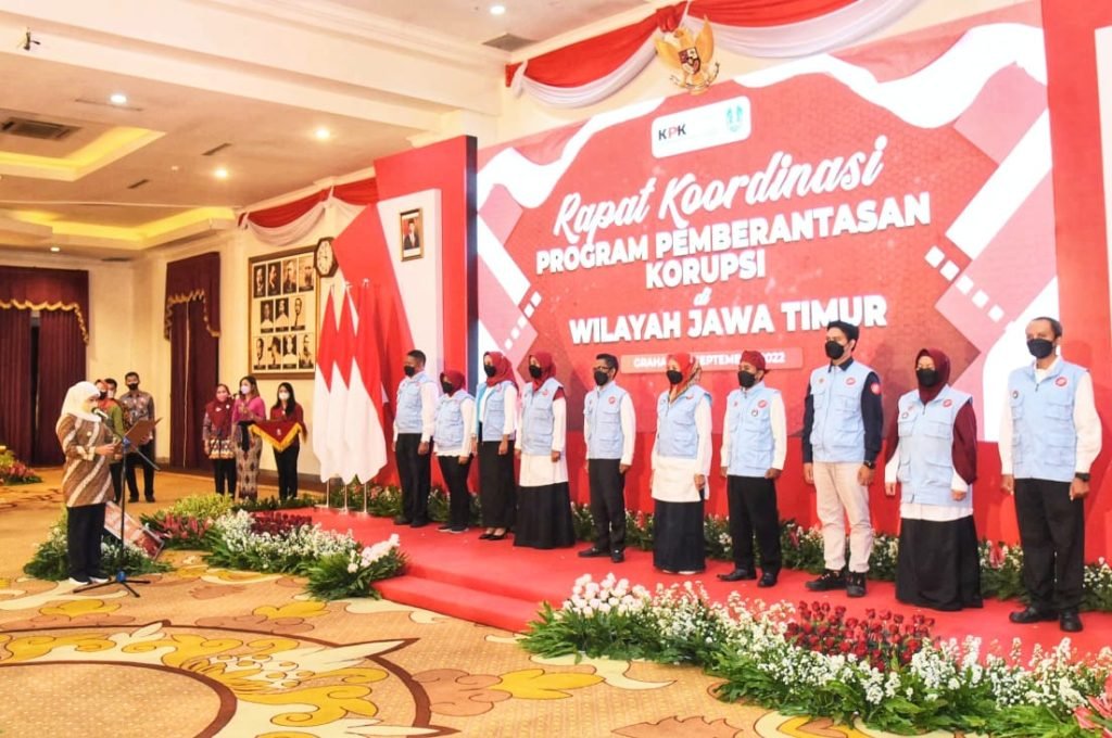 Gubernur Khofifah Kukuhkan Forum Penyuluh Anti Korupsi Jatim Periode 2022-2024