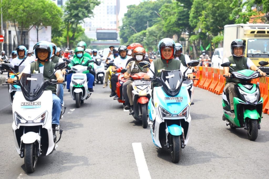 Konvoi 1.300 Kendaraan Listrik saat Peringatan HLN, Wujud Komitmen Dukung Net Zero Emision 2060