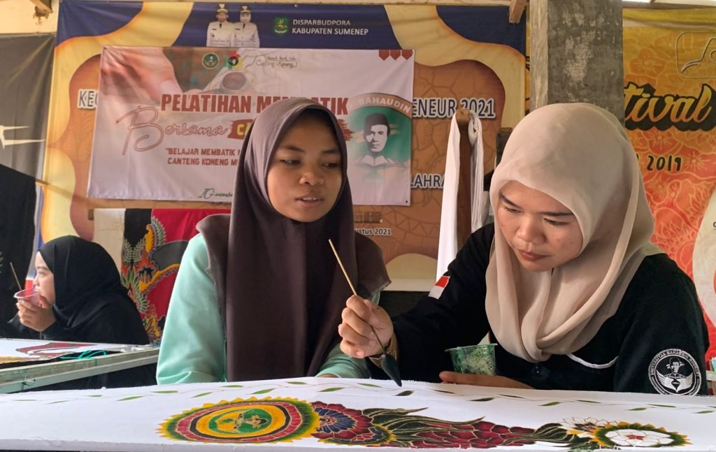 10 Mahsiswa UNIBA Sumenep Membatik Dengan Canteng Koneng
