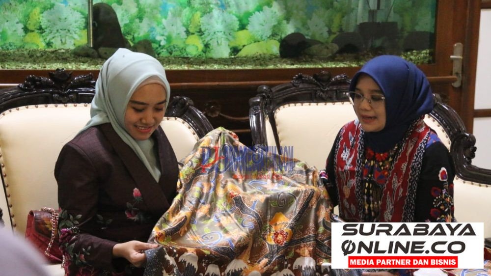 Ning Sasha Kenalkan Produk Unggulan UMKM Sidoarjo Kepada Istri Wali Kota Surabaya