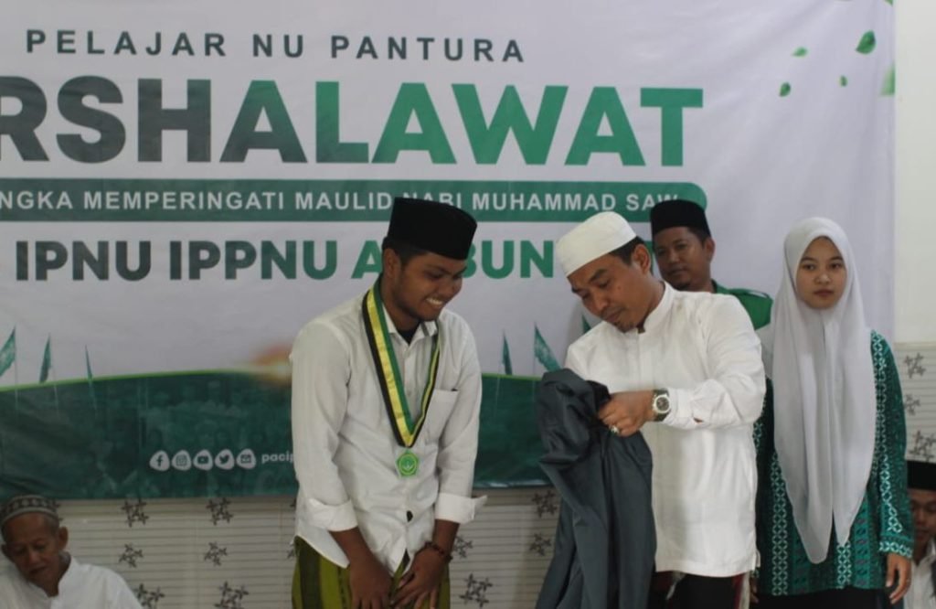 Indra Wahyudi Bagikan Wifi Gratis dan Jas Almamater Ke Pengurus IPNU, IPPNU Ambunten