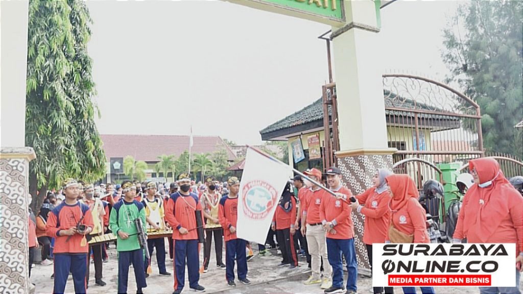 Istri Wabup H. Subandi Berangkatkan Jalan Sehat HUT PGRI, Ia Minta Guru Harus Meningkatkan Kualitasnya