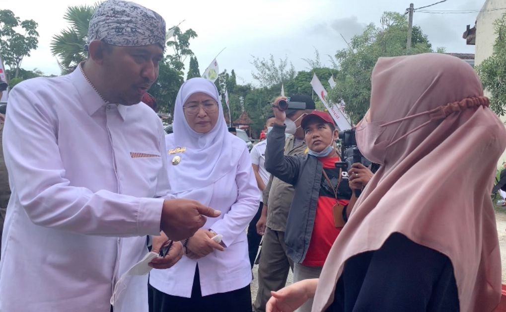 Bupati Fauzi Sapa Dengan Sopan dan Romantis Pelamar Kerja di Job Fair