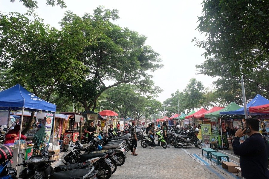 PKL di Sekitar Masjid Al-Akbar Direlokasi ke Pasar Rakyat Jambangan, Wali Kota Eri Ramaikan dengan Jalan Sehat