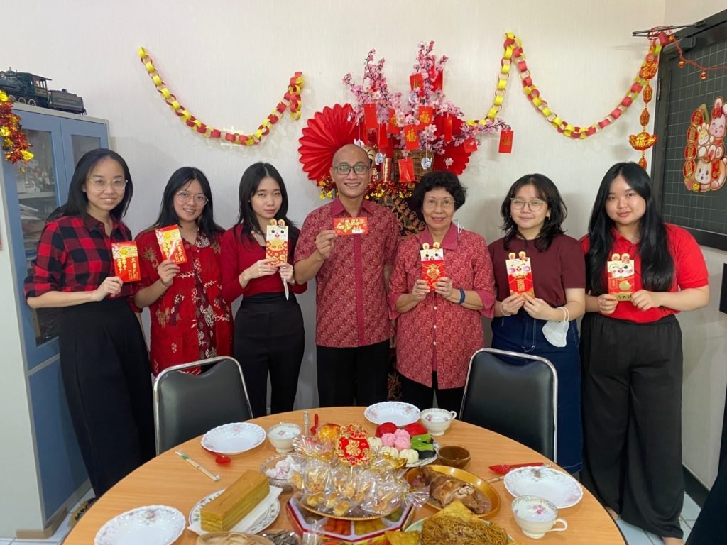 Festival Kampung Tionghoa, KSPB Ubaya Kenalkan Makna Ornamen dan Nuansa Kebersamaan Imlek