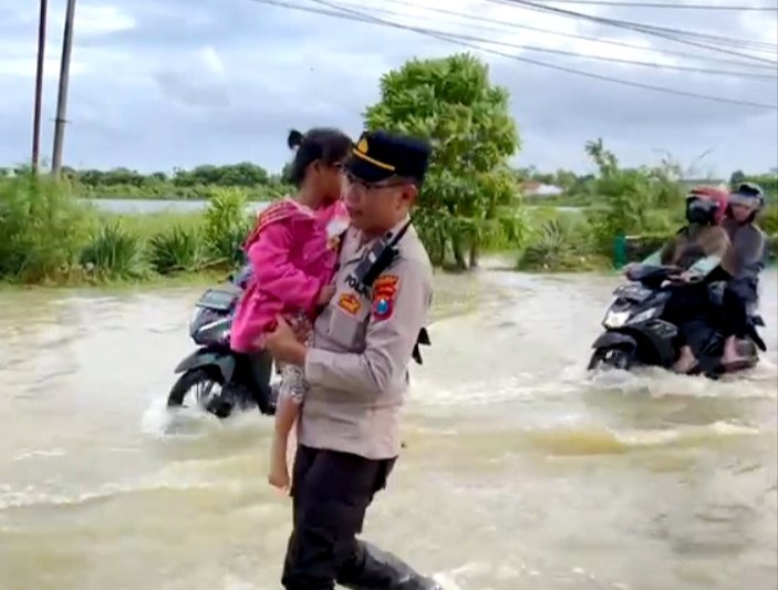 Asas Kemanusiaan, Personel Polres Sumenep Bantu Warga Terdampak Banjir