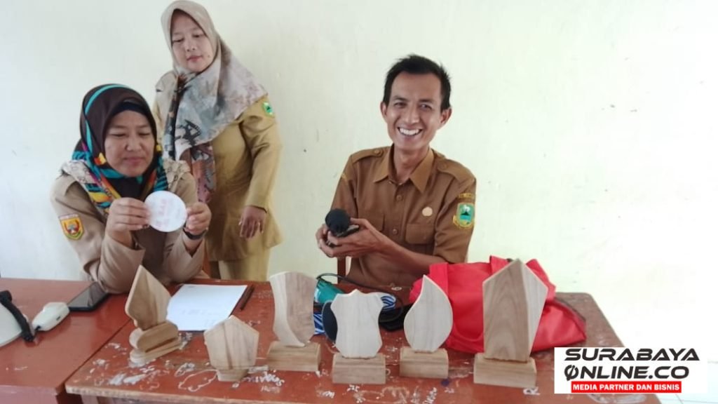 Guru Honorer Ubah Limbah Jadi Berkah