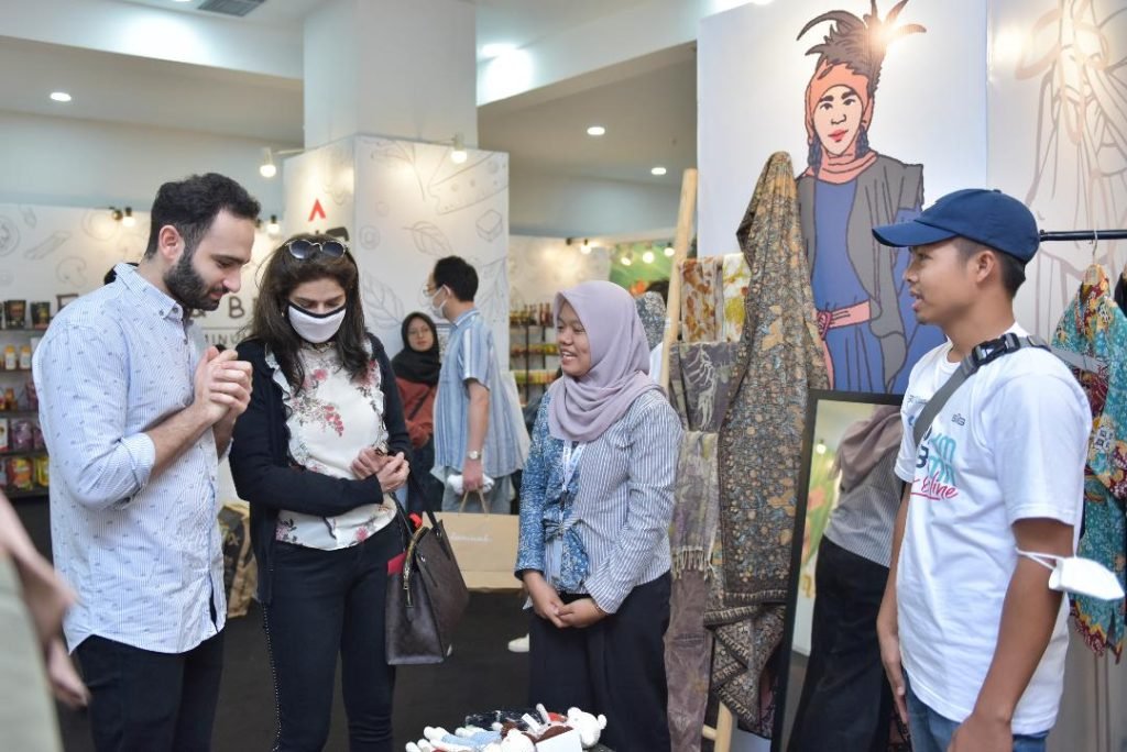 Produk Kulit UMKM Binaan SIG Diminati Warga Asing