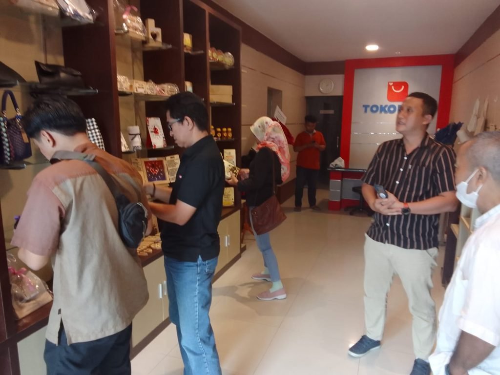 Paguyuban UMKM Jaya Makmur Belajar E-Commerce di Toko Bisa