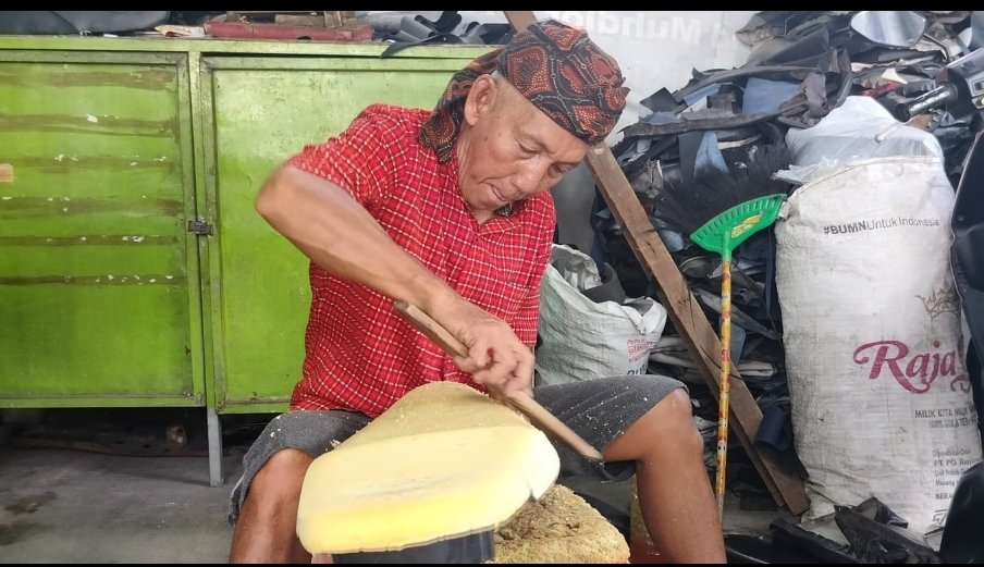 Usaha Perbaikan Sadel Ban Puluhan Tahun, Kini Bermoset Jutaan