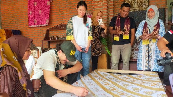Mahasiswa AS Belajar Membatik di UMKM Jombang