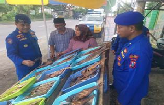 Satpolairud Polres Probolinggo Beri Motivasi UMKM Ikan Asap